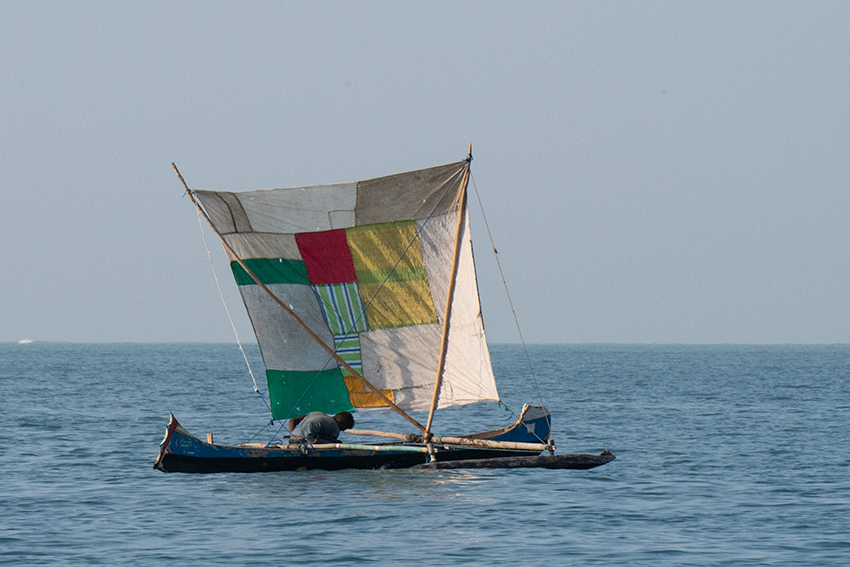 Outriggers, en Route Tulear Harbor to Nosy Ve, Madagascar