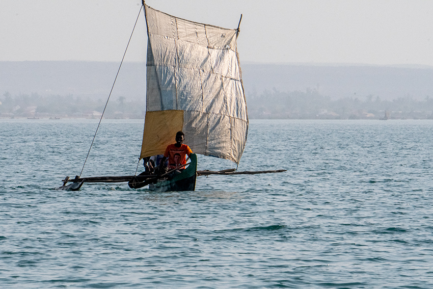 Outriggers, en Route Tulear Harbor to Nosy Ve, Madagascar