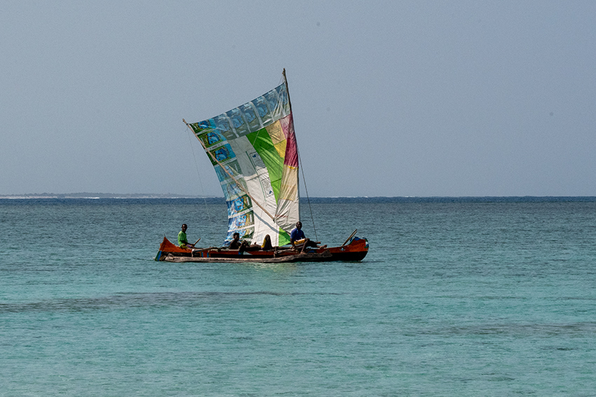 Outriggers, en Route Tulear Harbor to Nosy Ve, Madagascar